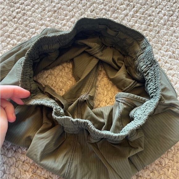 lululemon athletica hotty hot shorts size 4 green - LINER CUT OUT - Picture 3 of 3